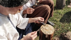 Рис. 4. Процес відливання куль за допомогою кулелійки