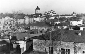 Вид на площу Франка і вулицю Гоголя. На розі будівля угорської жандармерії, поруч з нею будівля інститутської бібліотеки, далі міська бібліотека. Фото часів окупації з фондів Ніжинського музею.