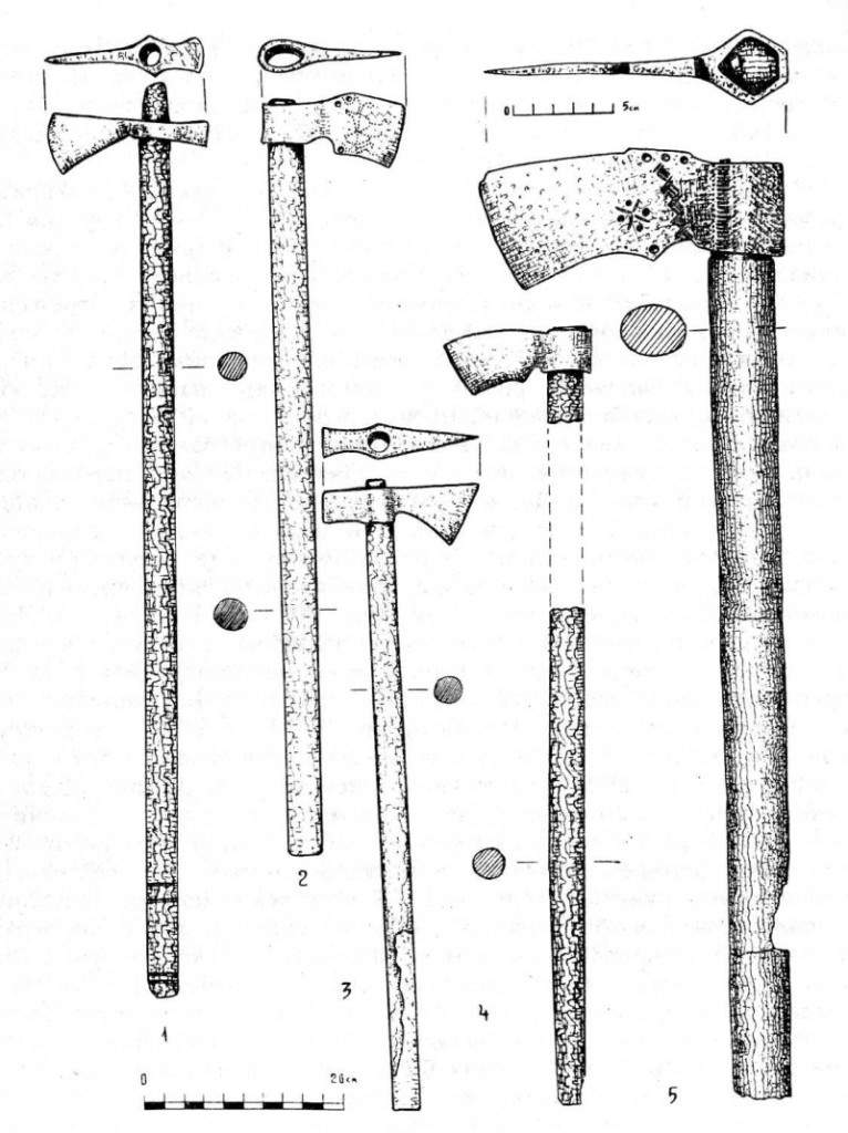 Рис. 9. Козацькі залізні чекани з дерев’яними держаками з переправи [1]